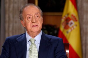 Spanish King Juan Carlos speaks during his traditional Christmas message at Zarzuela Palace in Madrid December 24, 2011.  . REUTERS/Angel Diaz/Pool  (SPAIN - Tags: ROYALS POLITICS)